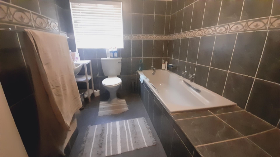 6 Bedroom Property for Sale in Kameeldrift-Wes North West